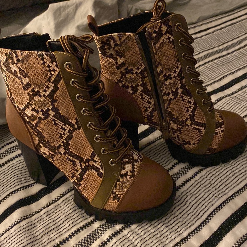 Weeboo boots never worn size 6.5